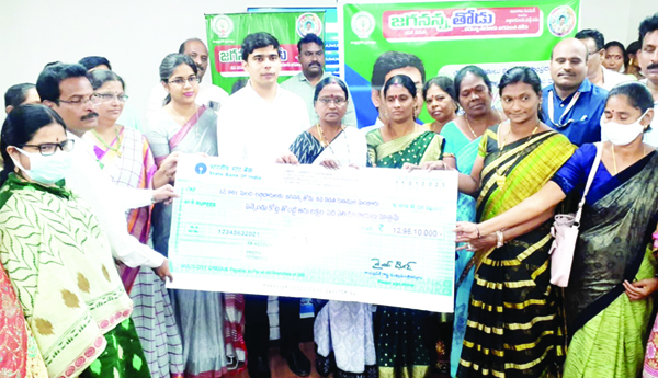 జగనన్న తోడు.. చిరు వ్యాపారులకు మేలు