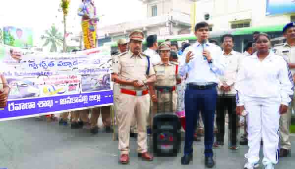 రోడ్డు ప్రమాదాలపై అవగాహన అవసరం