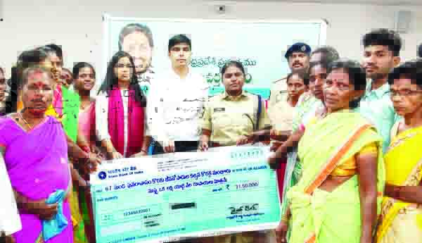 నాటుసారా తయారీ మానేసిన వారికి ఆర్థిక సాయం