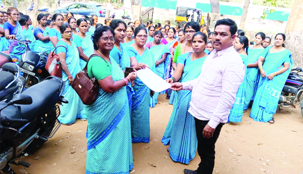 సమస్యలపై అంగన్‌వాడీల ఆందోళన