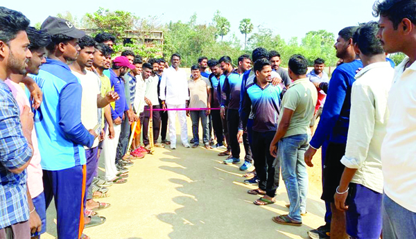 పెసిడెంట్‌ కప్‌ క్రికెట్‌ పోటీలు ప్రారంభం