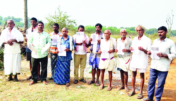 జిరాయితీ భూమి కబ్జాపై రైతుల నిరసన