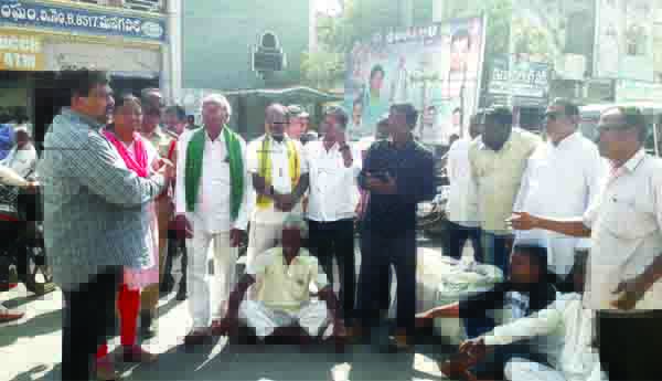 పిఎసిఎస్‌ల ద్వారా ధాన్యం కొనుగోలు చేయాలని రోడ్డుపై రైతుల బైఠాయింపు