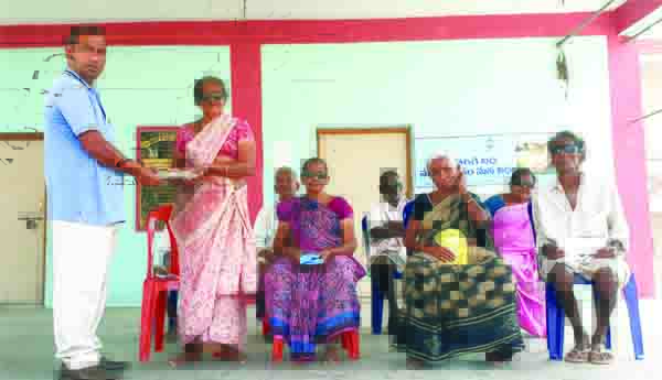 'అమ్మ' ఆధ్వర్యాన కళ్లజోళ్లు పంపిణీ