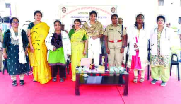 పోలీసులకు వైద్య పరీక్షలు