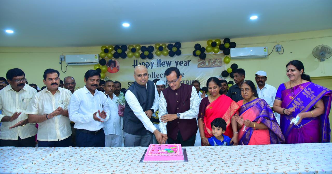 కలెక్టరేట్లో నిరాడంబరంగా సంబరాలు