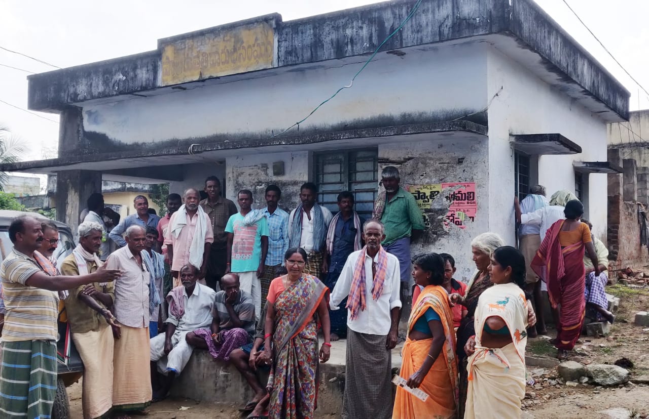 ఎరువుల కోసం రైతుల ఆందోళన
