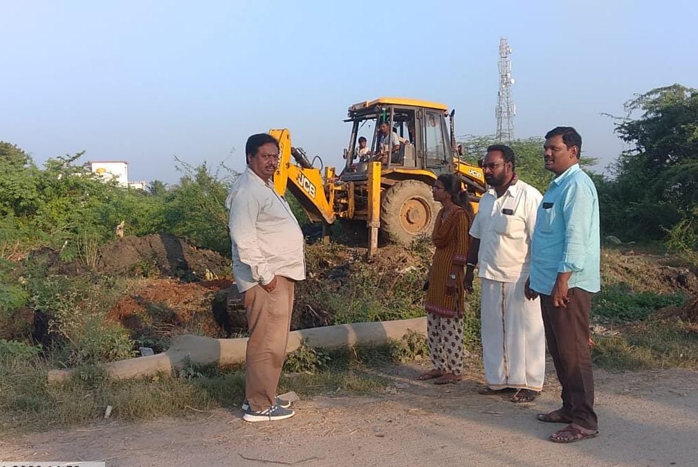 పూడికతీత పనులు పరిశీలన