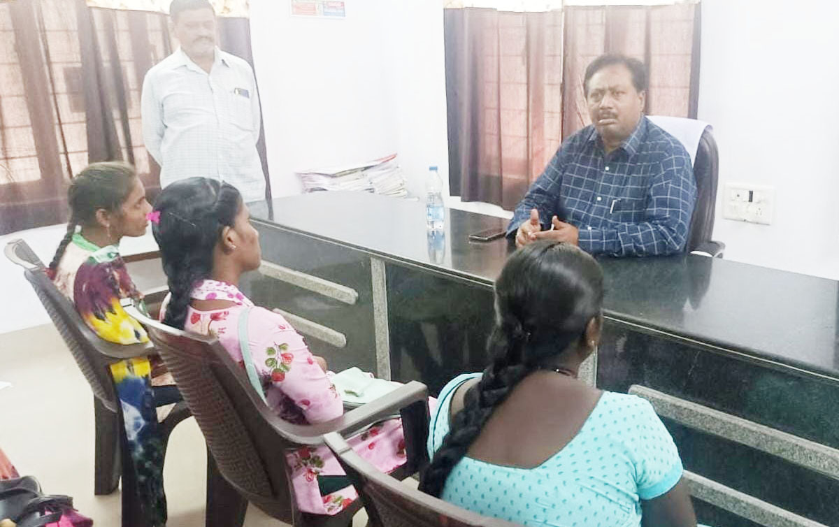 వలంటీర్లు బాధ్యతగా పనిచేయాలి