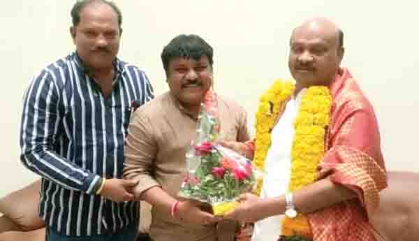 అయ్యన్నను మర్యాదపూర్వకంగా కలిసిన డైరెక్టర్‌