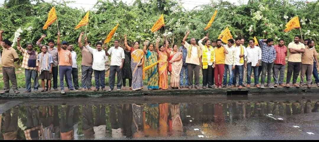 మురుగునీరు మళ్లించాలని టిడిపి ఆందోళన