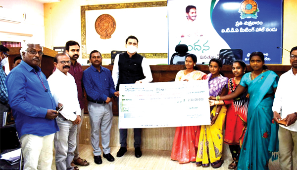 మహిళలు ఆర్థికంగా ఎదగాలి