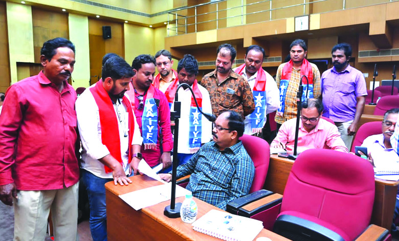 పెన్షన్లు రద్దు చేయడం దారుణం