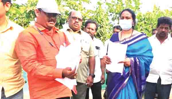 డిపిఒ దృష్టికి మురుగు నీటి సమస్య