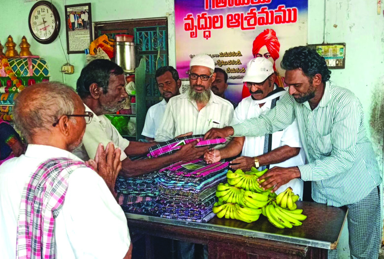 దుప్పట్లు, పండ్లు పంపిణీ 