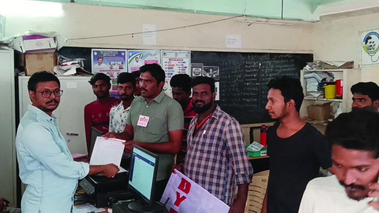 మ్యాన్‌హోల్‌కు మూత ఏర్పాటు చేయాలి