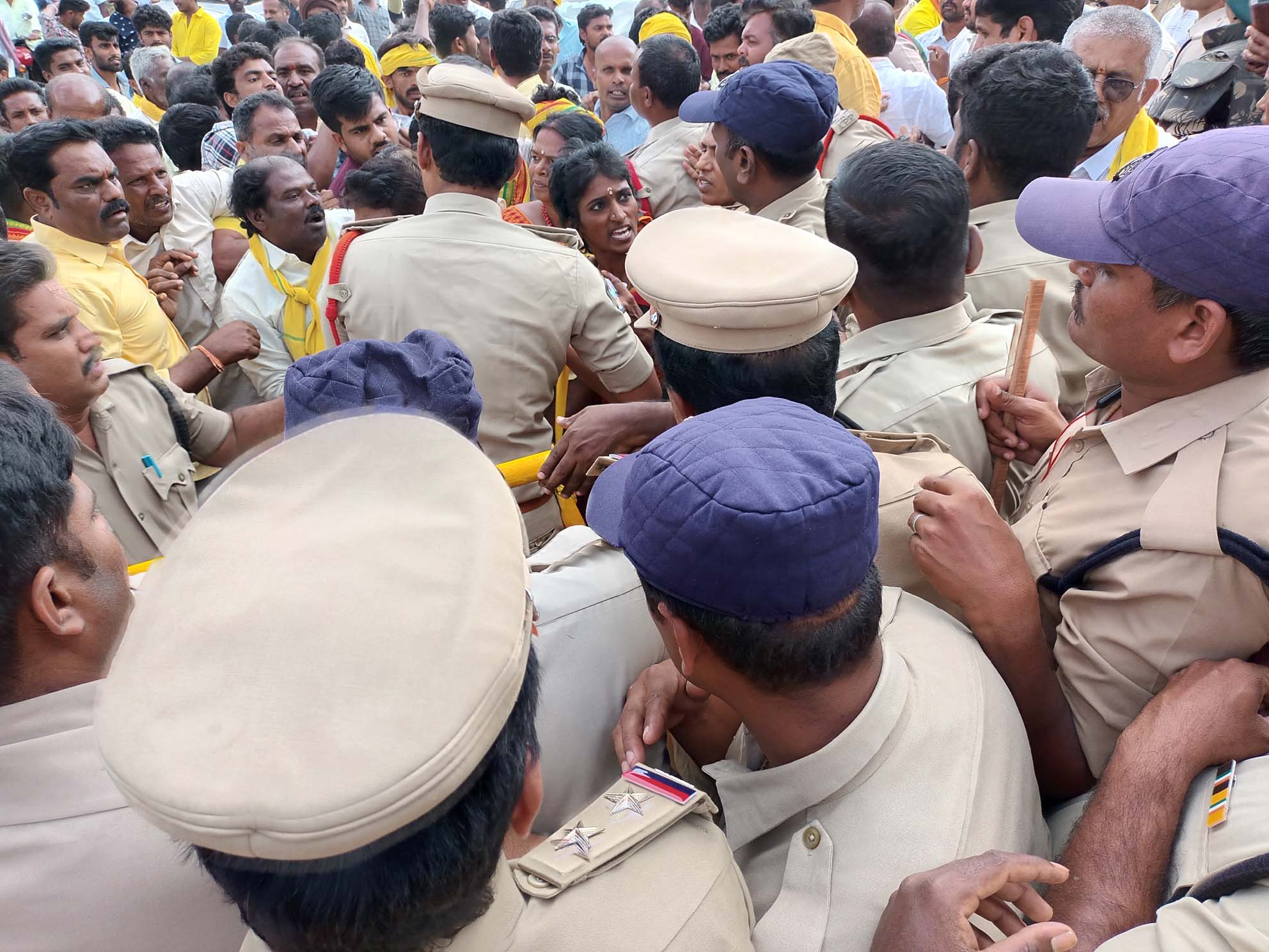 టిడిపి నాయకుల్ని అడ్డుకుంటున్న పోలీసులు