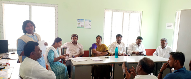 చేపలచెరువులకు వేలంపాట నిర్వహిస్తున్న ఎంపిడిఒ లీలామాధవి