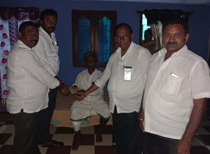 ఆర్థిక సాయం అందజేత
