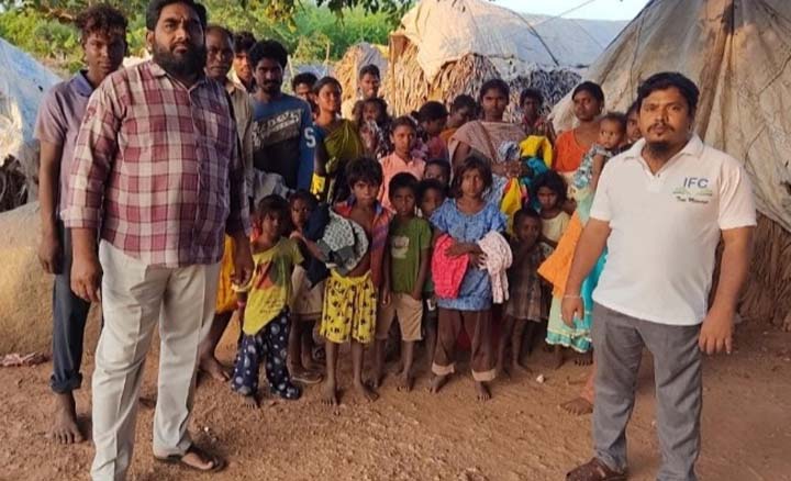 దుస్తులు పంపిణీ
