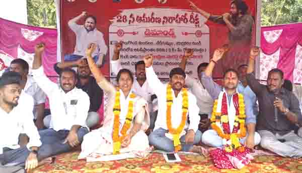 రోడ్ల మరమ్మతుకు నిరవధిక దీక్ష