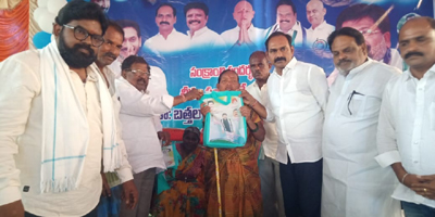 చీరలు పంపిణీ