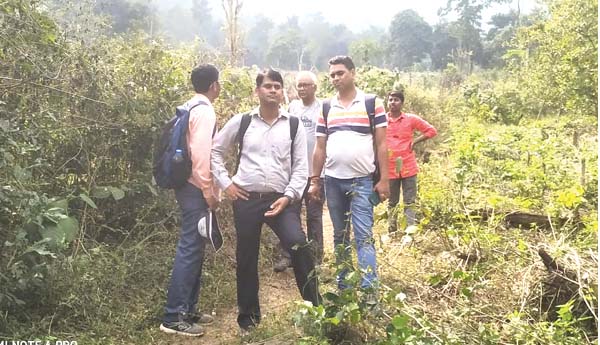 నిపుణుల బృందాన్ని అడ్డుకున్న పెదకోట గిరిజనులు