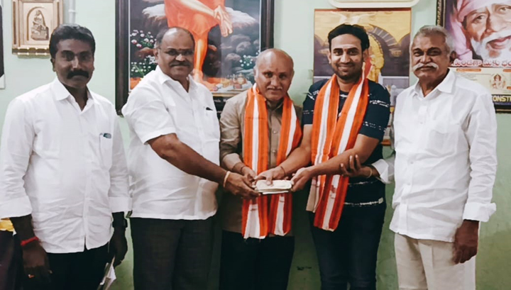 విరాళం అందజేస్తున్న దాత