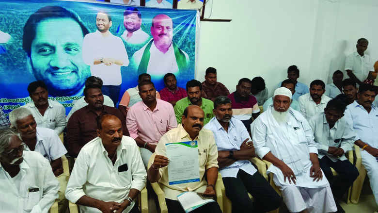 వవ్వేరు కో-ఆపరేటివ్‌ చైర్మన్‌ పదవికి 'సూరా'రాజీనామా