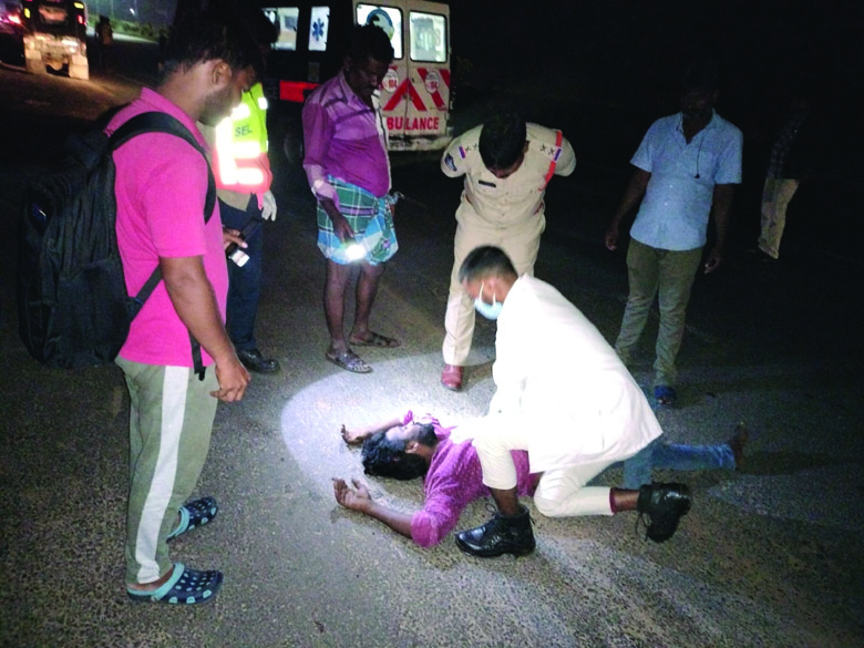 పాదాచారులను ఢకొీట్టిన బైక్‌