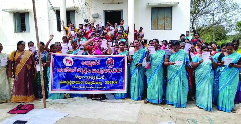 సమస్యలు పరిష్కరించాలని పలుచోట్ల అంగన్‌వాడీల ధర్నా