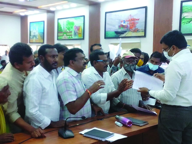 కోవూరు చెరువు కలుజుపై బ్రిడ్జి నిర్మించాలి