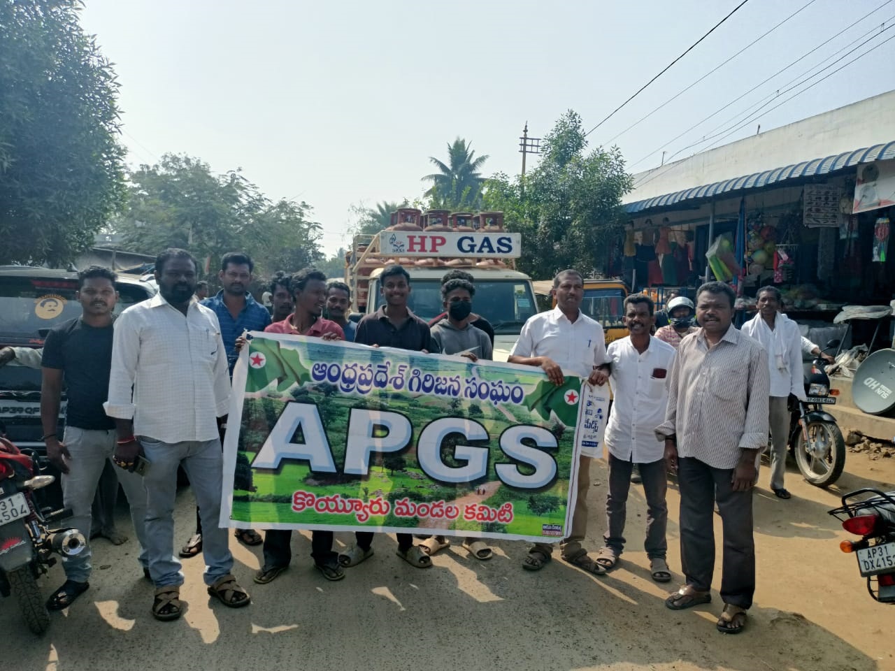 1/70చట్టం తొలగింపు పిటిషన్‌పై గిరిజన సంఘం రాస్తారోకో