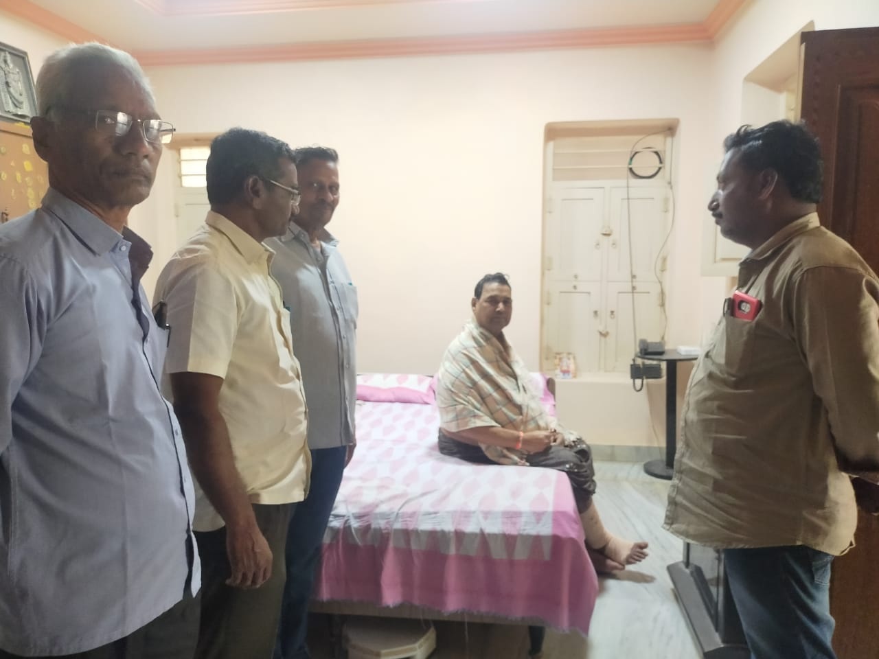గ్రంథికి సిపిఎం నాయకుల పరామర్శ