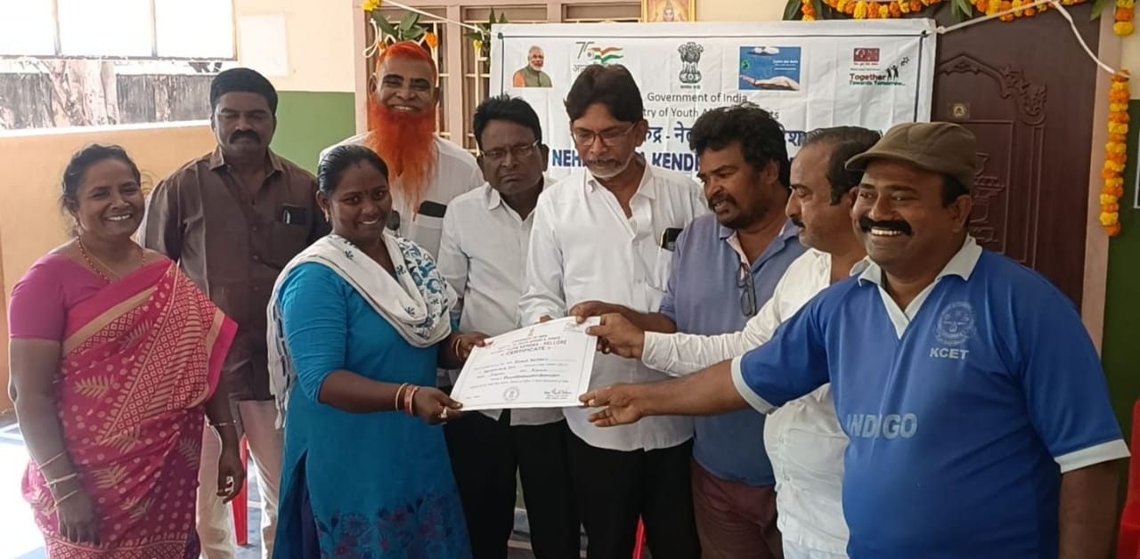 కంప్యూటర్‌ కోర్స్‌ సర్టిఫికెట్లు అందజేత
