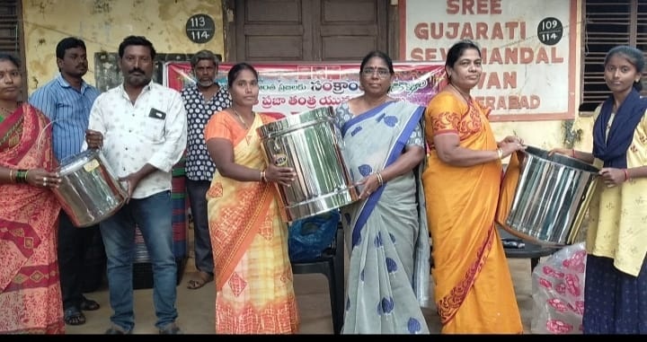 విజేతలకు బహుమతులు అందజేత