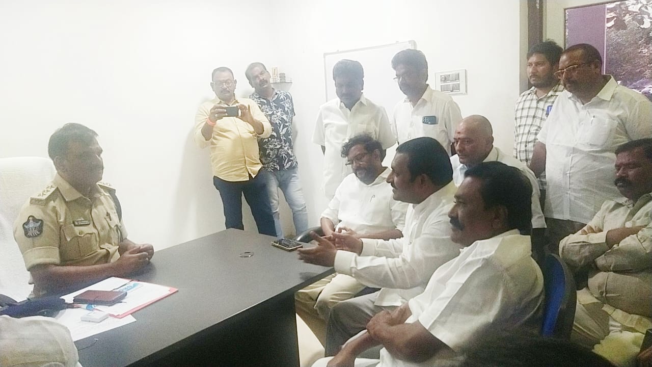 నిందితులపై కేసులు నమోదు చేయరా
