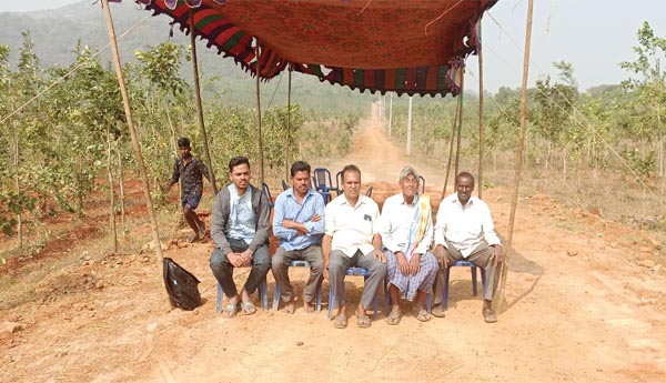 భూమి కబ్జాపై నిరసన