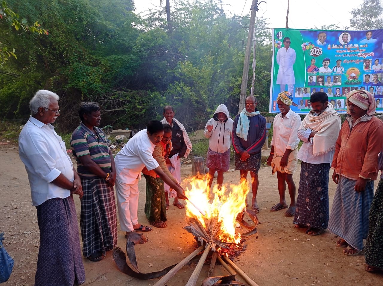 భోగి మంటల్లో జిఒ నెంబర్‌ ఒకటి
