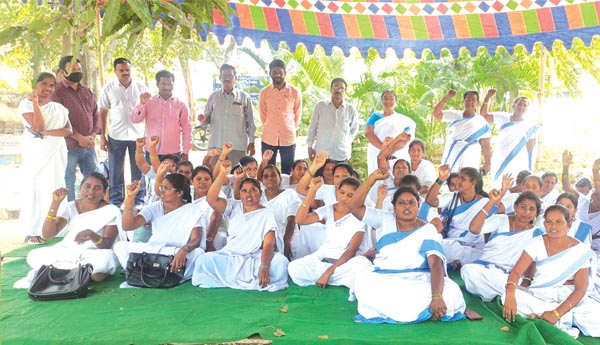 వైద్య సిబ్బంది ధర్నా