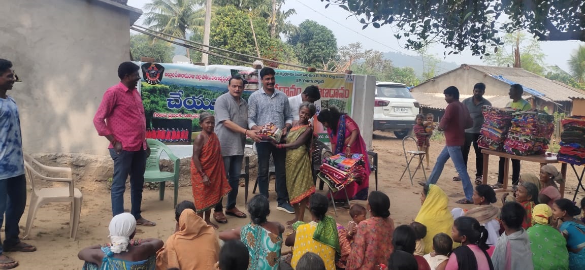 గిరిజన ప్రాంతాల్లో పోలీసులుస్వచ్ఛంద సంస్థల సేవలు