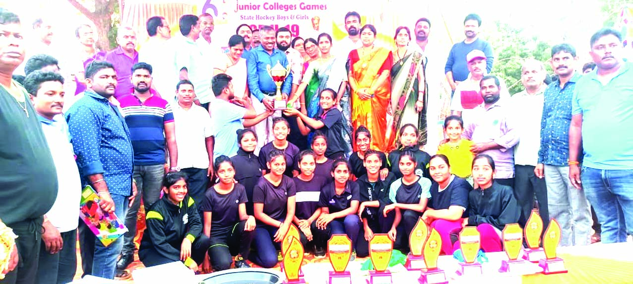  ఎమ్మెల్యే బాబూరావు బహుమతుల ప్రదానం