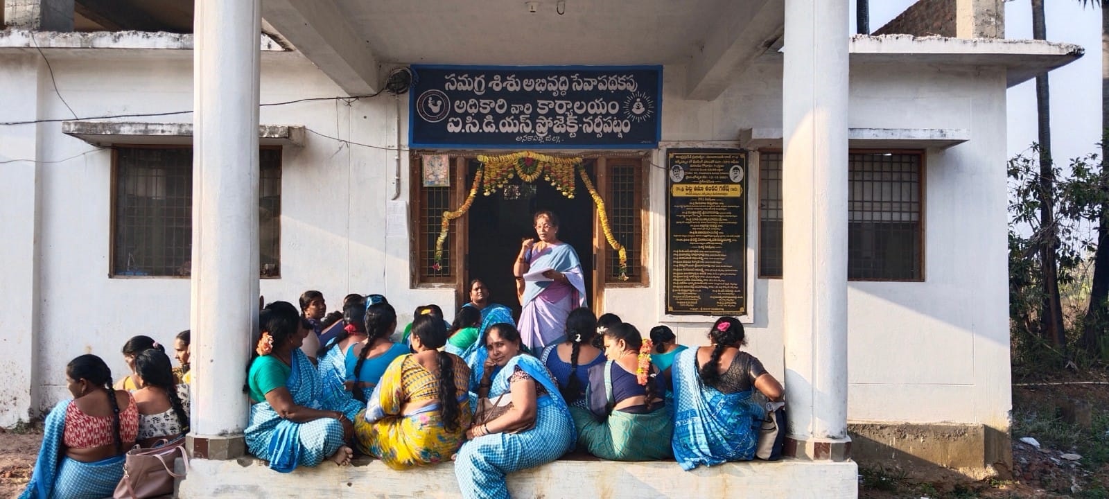 సమస్యల పరిష్కారానికి అంగన్వాడీల ధర్నా