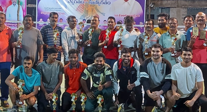 విజేతలకు బహుమతులు పంపిణీ