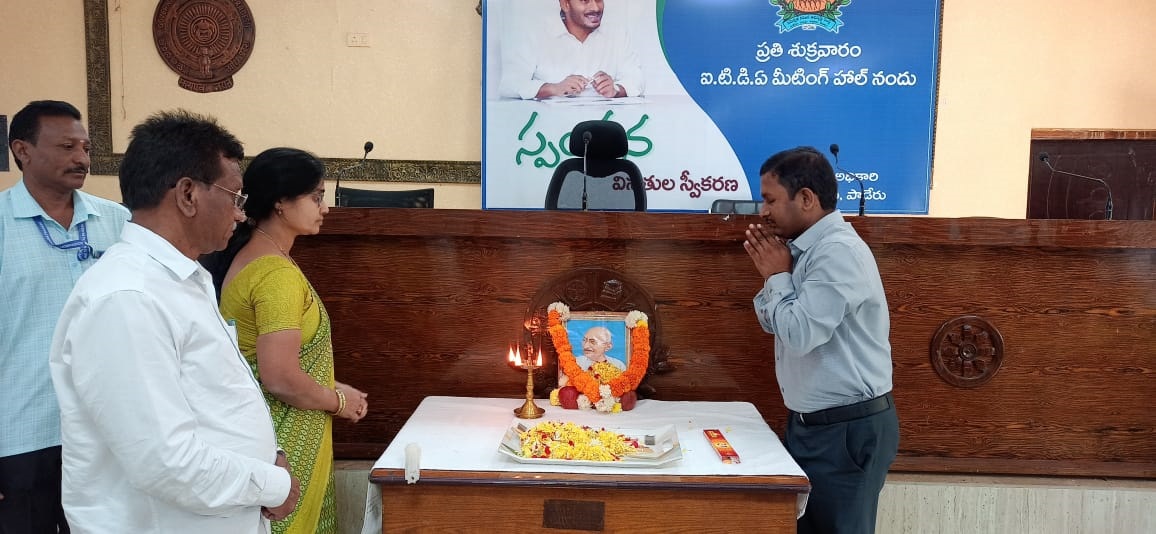 జాతిపితకు ఘన నివాళి