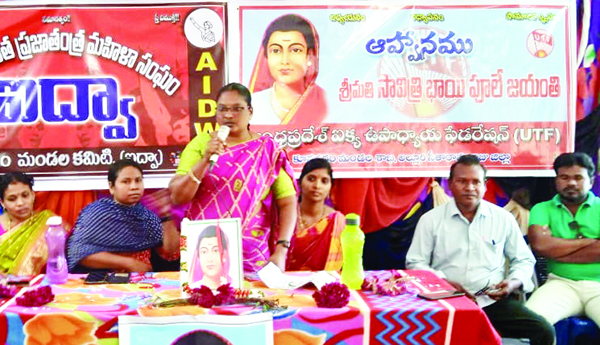 చదువుతోనే మహిళలు అన్ని రంగాల్లో రాణింపు