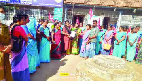 సమస్యలపై అంగన్‌వాడీల ధర్నాలు