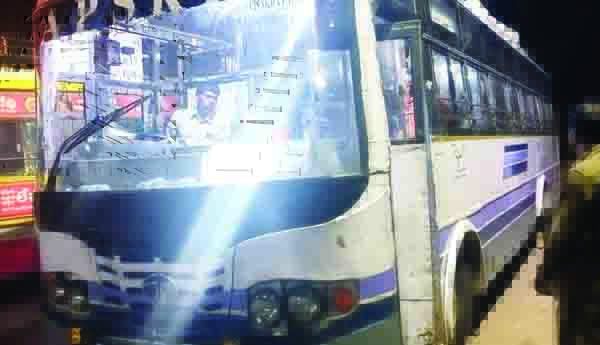 అర్ధరాత్రి మరమ్మతులకు గురైన భద్రాచలం బస్సు