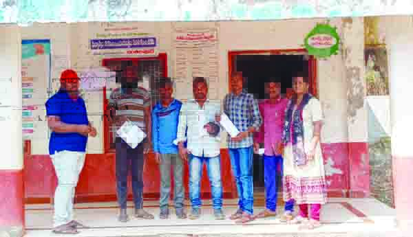 గిరిజనులకు సకాలంలో అందని సచివాలయ సేవలు