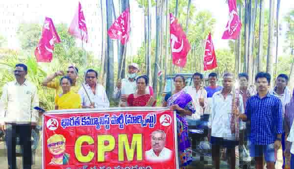 ధాన్యం కొనుగోలు కేంద్రాన్ని కొనసాగించాలని రాస్తారోకో